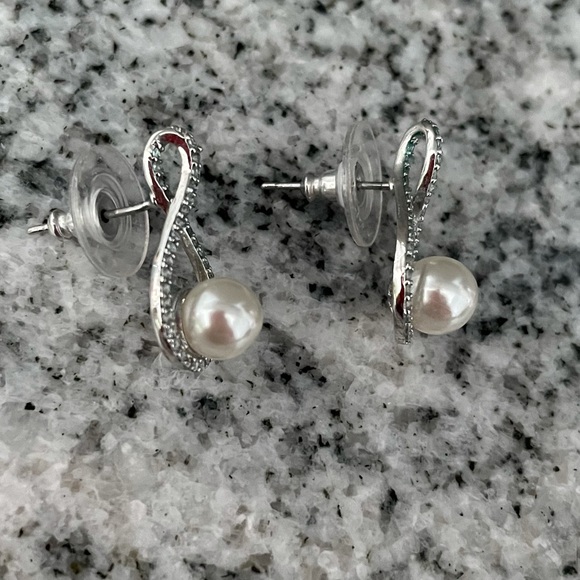 Pearl Infinity Bridal Necklace & Earring Set - Picture 5 of 6